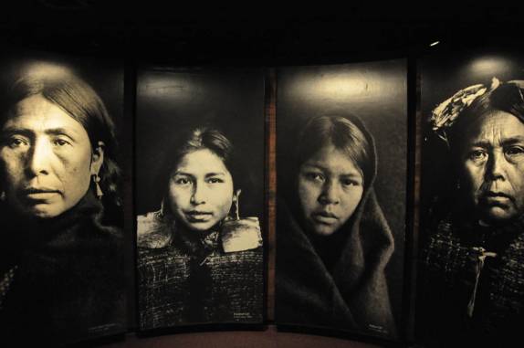 Imagens dos antigos habitantes da província, expostas no Royal BC Museum, em Victoria, capital da British Columbia, no oeste do Canadá